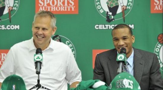 安吉对待他就像自己的孩子一样