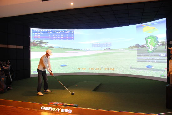 　　(图三)选手挥杆