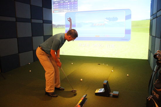 　(图六)选手推球进洞