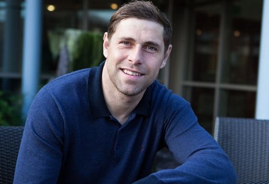 霍尔特保持着“工人范儿”