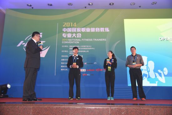 央视著名主持人张斌与裁判员、运动员、培训师互动。