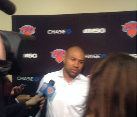 接受赛前采访的尼克斯主教练费舍尔