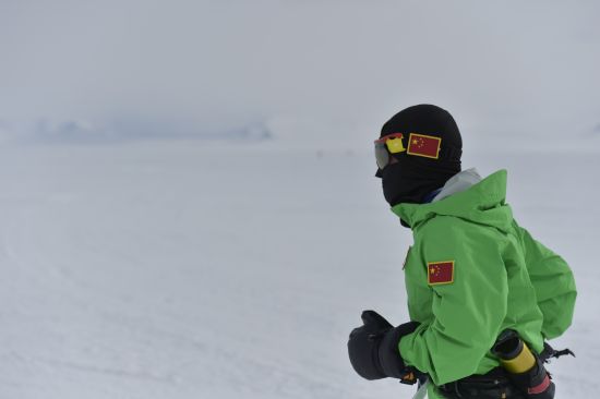 比赛中的陈盆滨全副武装。