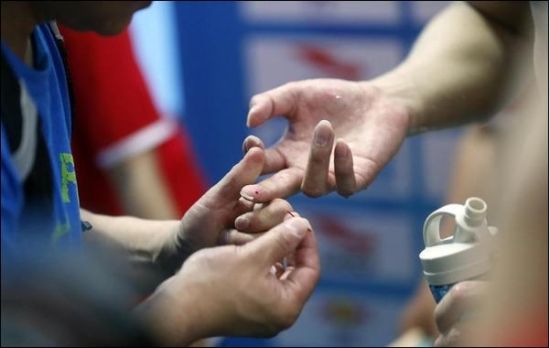 运动员赛后接受血检