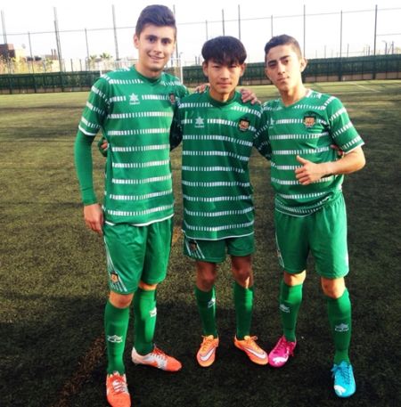 王昊晨和队友合影