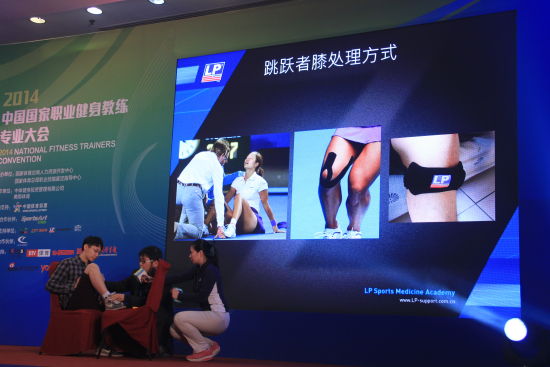 黄华书老师以现场实操的方式，为大家解读在跑步运动中，究竟应该如何避免我的膝盖出现“症状”？