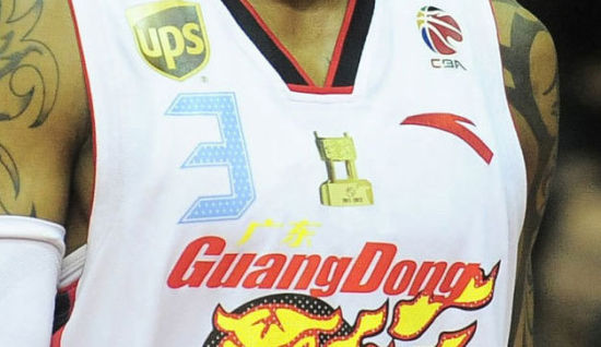 CBA历史上第一次出现总决赛金色logo版球衣，这个球衣只有主场球队有