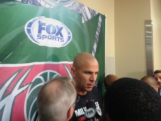 　　赛前接受采访的雄鹿主教练基德