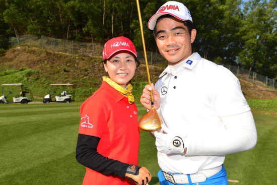 幸运杆主获得两位球手同时在爱杆上签名