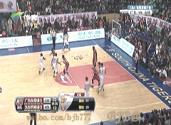 裁判竖起大拇指