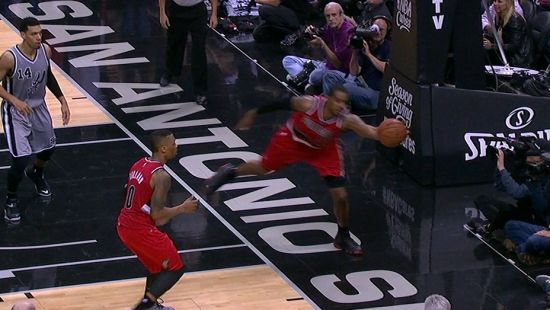 慢放清晰显示，裁判漏判的阿德的出界球