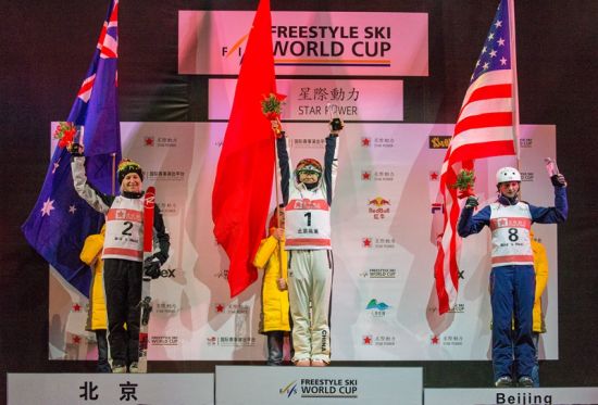 2014年12月20日鸟巢自由式滑雪空中技巧世界杯女子组颁奖仪式，冠军中国运动员徐梦桃，亚军澳大利亚运动员丹妮尔·斯科特（Dannielle Scott），季军美国选手凯利·麦金农（Kiley McKinnon）