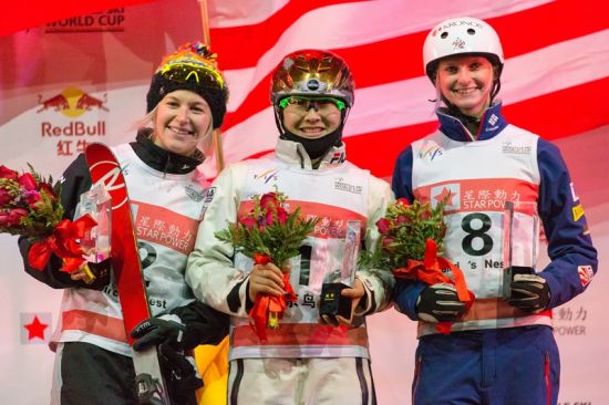 2014年12月20日鸟巢自由式滑雪空中技巧世界杯女子组颁奖仪式，冠军中国运动员徐梦桃，亚军澳大利亚运动员丹妮尔·斯科特（Dannielle Scott），季军美国选手凯利·麦金农（Kiley McKinnon）