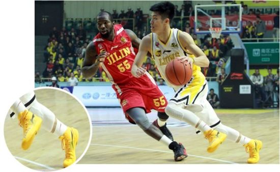 广厦王子瑞的金黄色闪击和球队的白金配色相得益彰