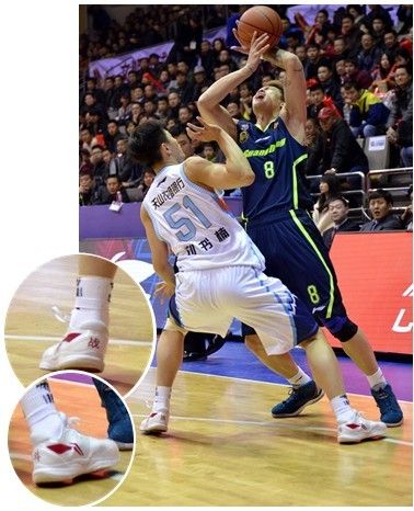 两只鞋的后跟分别绣着“战”、“斗”二字