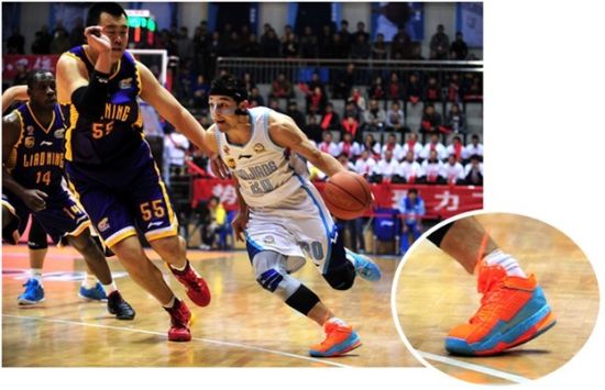 西热脚上这双韦德之队的团队鞋