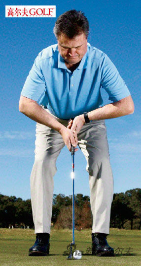 要想实现“迪格尔效果”，预备击球时面对球弓身，双肘部弯曲近90 度角，两侧前臂几乎与地面平行