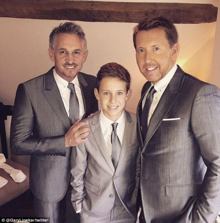 莱因克尔(左一)和新郎(右一)