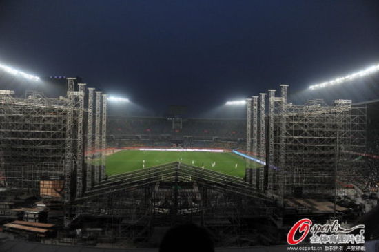 绿城球迷被演唱会舞台阻挡视线