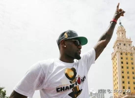 詹姆斯在热火夺冠环城巡游时贴上总冠军T恤上的阿迪达斯logo。