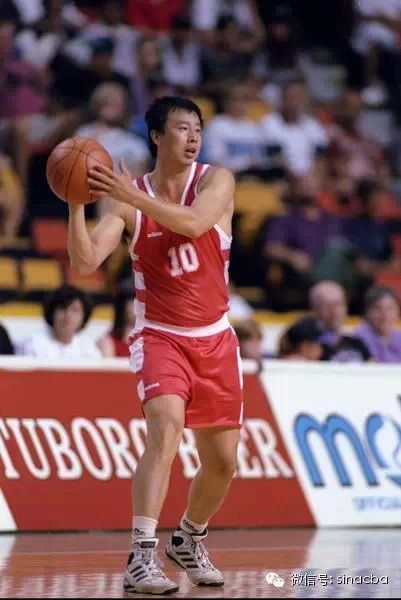 吴庆龙穿的球衣和球鞋都是阿迪达斯