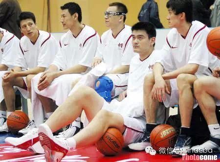 姚明在国家队穿锐步球鞋