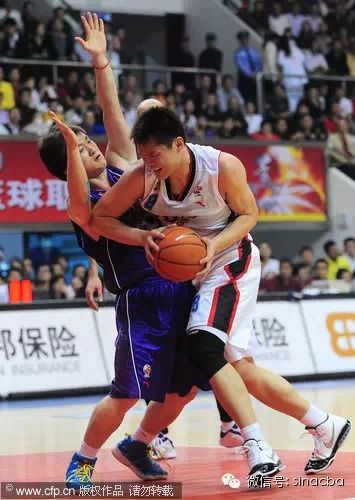 　朱芳雨在比赛中穿nike球鞋。