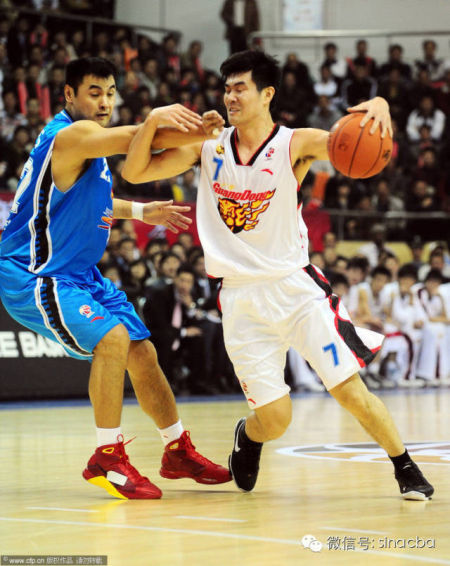 刘玉栋有伤病证明穿贴标的nike鞋比赛，而王仕鹏则是nike交钱的赞助球员