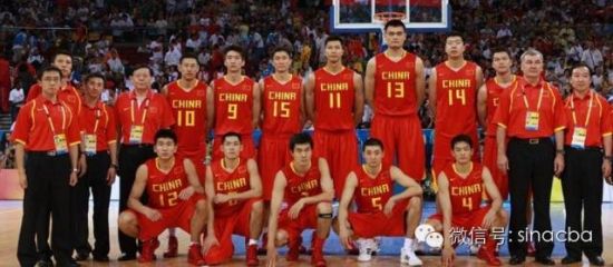 刘炜的白色阿迪达斯鞋很显眼