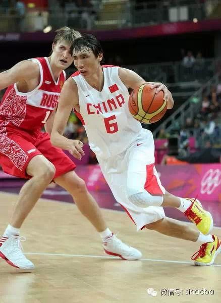 易立穿李宁球鞋在伦敦奥运会上比赛。