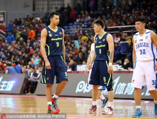 易建联和朱芳雨都穿贴标球鞋。