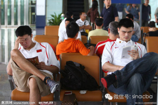 　　姚明早期在国家队穿NIKE，被锐步签约后一直穿锐步；王治郅早期是NIKE球员，被阿迪达斯签约后在国家队一直穿三道杠。