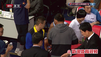 马布里在场边继续休息