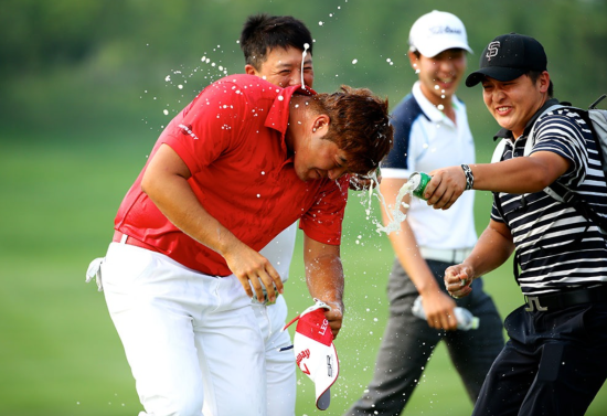 白托德被淋了一身