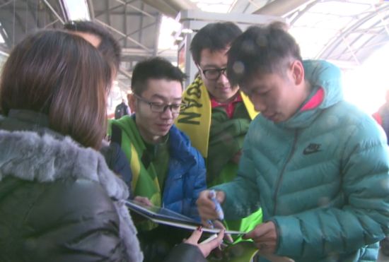 张稀哲在机场为球迷签名