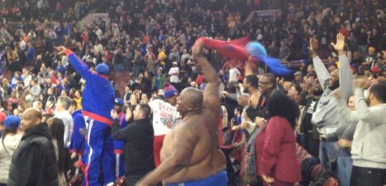 疯狂庆祝的球迷