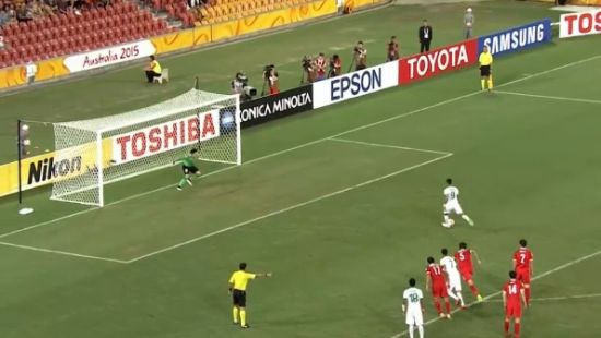 哈扎兹点球踢出前，王大雷已经跨出球门