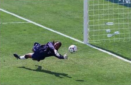 斯库里扑救前曾向前迈了一大步