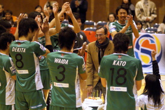 2011 球场庆祝都泽老师生日(李铁鸣提供)