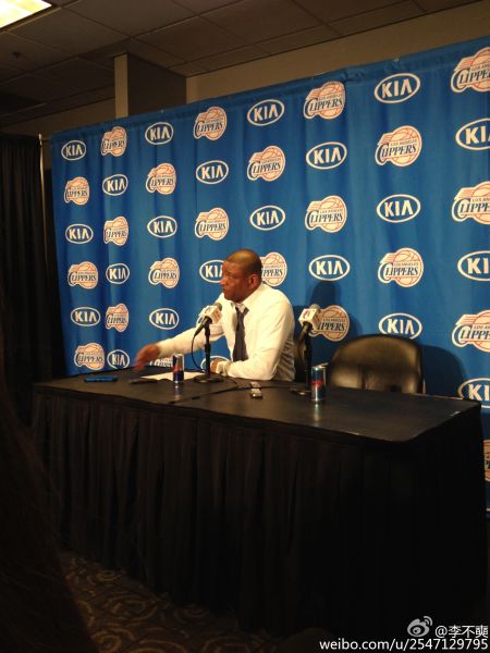 里弗斯照例身着白衬衫接受媒体采访。