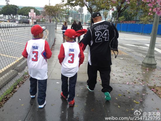 父子球迷早早来到球场看球。