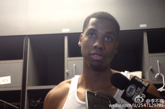 　　Whiteside赛后在更衣室接受采访。