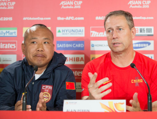 翻译哥：右边哥们很认真