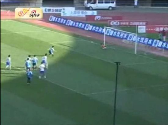 2009赛季扑出实德张耀坤的点球(向右)