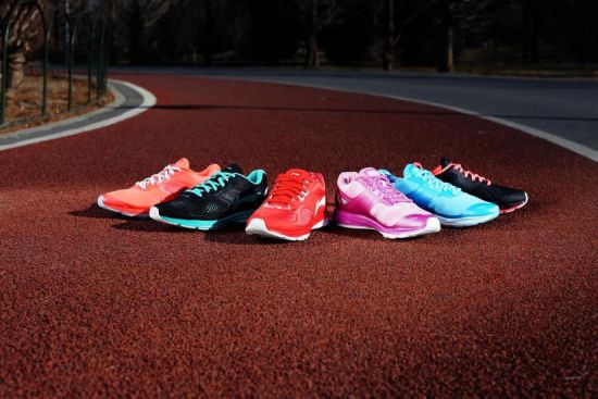 李宁云二代女款跑鞋组图。