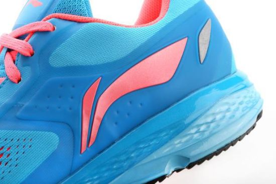 李宁云二代跑鞋双密度中底。