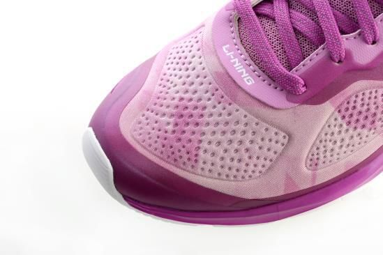 李宁云二代跑鞋致密莱卡帮面。