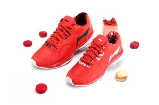 李宁云二代跑鞋中国红情侣配色。