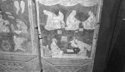 河南陕县刘家渠出土的东汉陶楼中，有四人围绕两个方盘对博。资料图片