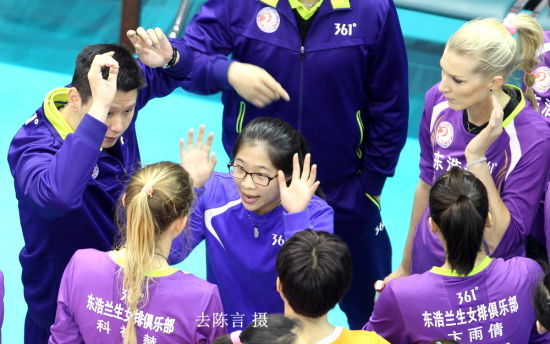 上海女排主帅何炯指挥双外援